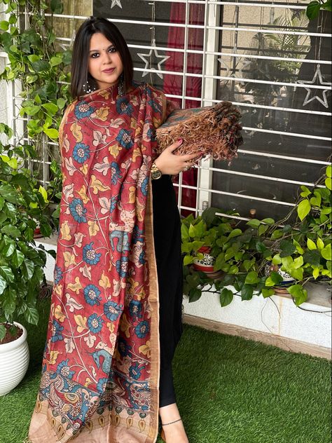 Kalamkari Dupattas in Tussar Silk and Cotton Kalamkari Pants Outfit, Pink Kalamkari Dupatta, Kalamkari Dupatta With Dress, Kalamkari Suit Designs, Kalamkari Kurti Designs, Kalamkari Duppatas, Kalamkari Kurta Designs, Dupatta Styling, Kalamkari Dupatta