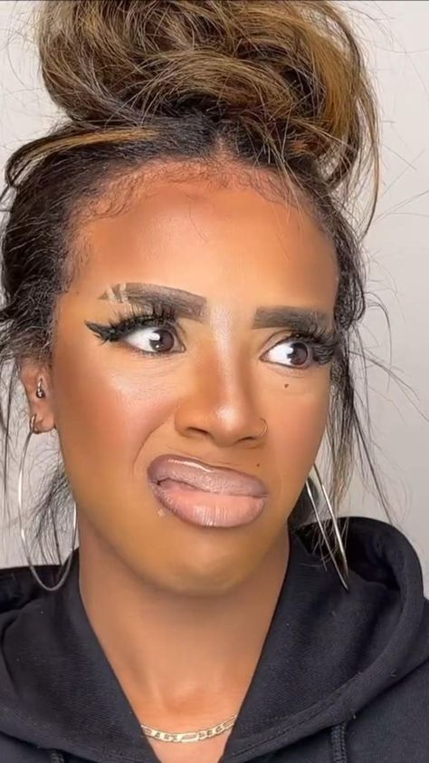 Makeup Artist Tutorial, Ugly Makeup, Shower Makeup, Makeup Humor, Funny Black People, Cool Makeup Looks, Lots Of Makeup, Funny Fashion, Crazy Makeup