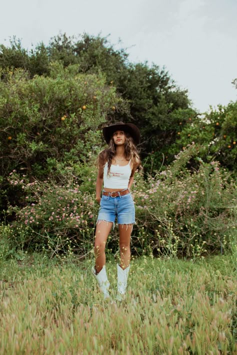 Cowgirl Aesthetic Outfit, Traje Cowgirl, Concert Outfit Country, Beach Cowgirl, Coastal Cowgirl Aesthetic, Cowgirl Photoshoot, Country Concert Outfit Ideas, Cowgirl Era, Cowgirl Summer