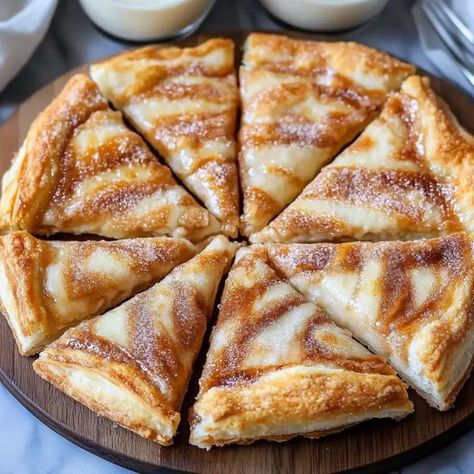 If you love the sweet combination of cinnamon and sugar, then this Cinnamon-Sugar Pizza Made with Crescent Rolls will be your new favorite treat! It’s a quick Crescent Roll Dessert, Crescent Roll Breakfast Recipes, Cinnamon Crescent Rolls, Crescent Roll Pizza, Rolls Homemade, Pizza Shapes, Breakfast Crescent Rolls, Butter Pecan Cookies, Crescent Roll Recipes