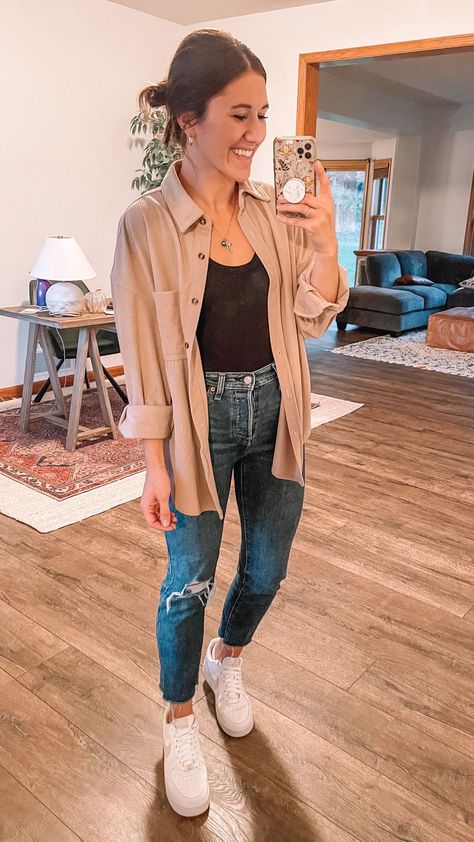 Tops That Go With Jeans, Jeans And Reebok Outfit, Jeans Sneakers Outfit Fall, Womens Jeans And Sneakers Outfits, Outfits With Tan Sneakers, Trendy Fall Outfits Casual Street Styles, Jean Fall Outfits Casual, Cute Comedy Show Outfit, Outfits With White Sneakers Fall