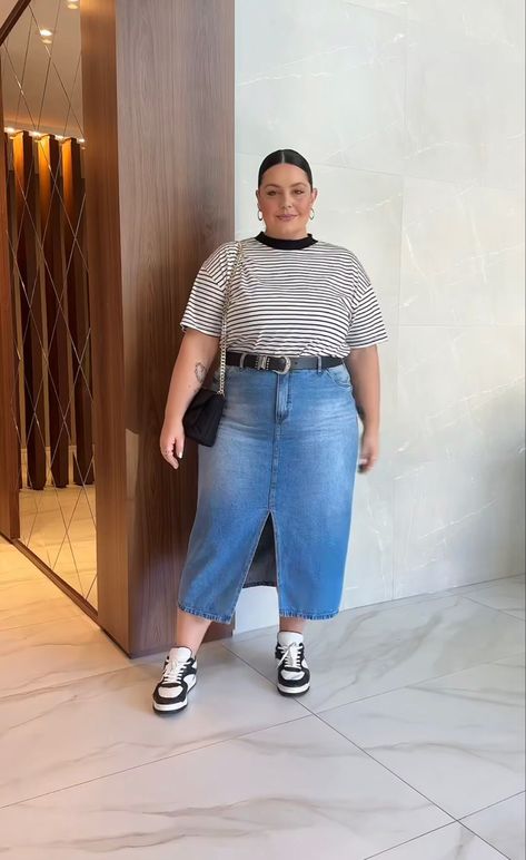 Jean Skirt Outfits Plus Size Casual, Curvy Midi Skirt Outfit, Jeans Skirt Outfit Plus Size, Plus Size Smart Casual Outfits, Denim Skirt Outfit Plus Size, Plus Size Denim Skirt Outfit, Size 18w Outfits Curvy Fashion, Jean Skirt Outfits Plus Size, Plus Size Jean Skirt