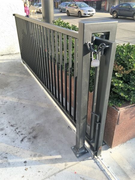 Small Driveway Gate, Drive Gates Ideas, Sliding Gates Driveway, Sliding Metal Gate Design, Sliding Iron Gate, Sliding Gates Design, Gate Fence Design, Sliding Gate Driveway, Metal Gate Ideas