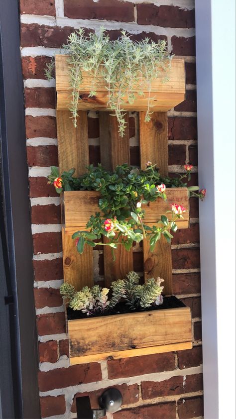 Pallet Wall Decor Outdoor, Pallet Wall Planters Outdoor, Pallet Wall Flower Boxes, Pallet Plant Holder, Plant Wall Pallet, Pallet Projects Planter, Pallet Hanging Planter, Pallet Succulent Planter, Pallet Planters Ideas Easy Diy