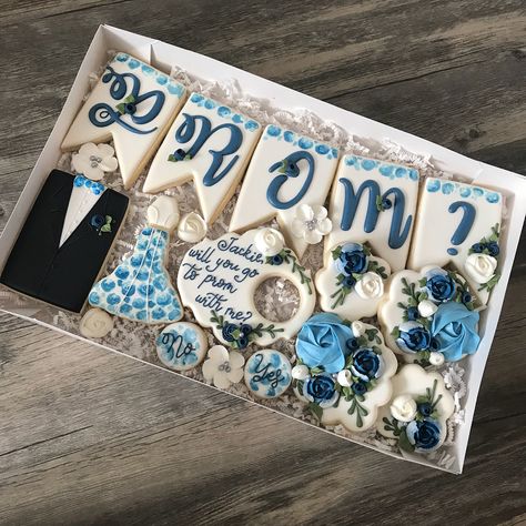 Promposal Cookies, Prom Cookies, Proposal Cookies, Asking To Prom, Date Cookies, Cakes Decorating, Cookie Decorations, Decorative Cookies, Cookie Company