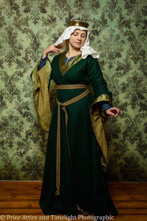 12th century bliaut, medieval dress in wool, linen and silk, by Prior Attire 13th Century Fashion, 12th Century Fashion, 12th Century Dress, 12th Century Clothing, 13th Century Clothing, Medieval Garb, Medieval Clothes, Century Dress, Medieval Costume