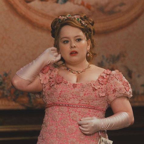 Bridgerton season 2 Penelope Bridgerton, Bridgerton Season 2, Penelope Featherington, Nicola Coughlan, Phoebe Dynevor, Dancing On My Own, Appreciation Post, Historical Dresses, Cosplay Ideas