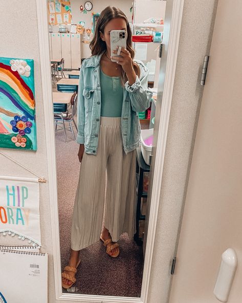 Petite Comfy Outfit, Cute Outfit Work, Teacher Outfits Trendy, Boho Outfits Teacher, Flowy Pants Teacher Outfit, Preschool Teacher Outfits Casual Summer, Cute Work Outfits Casual, Comfy Teacher Pants, Modest Comfy Outfits