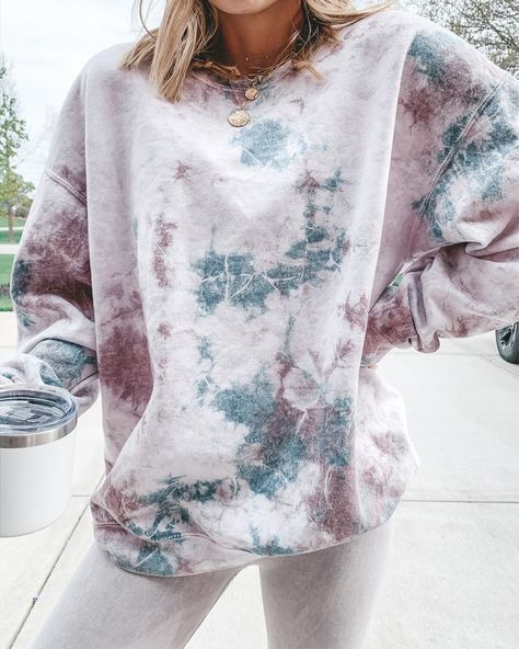 tie dye sweatshirt Diy Tie Dye, Diy Tie, Tie Dye Fashion, Tie Dye Diy, Dye Sweatshirt, Tie Dye Outfits, Bloomingdales Fashion, Tie Dye Shirts, Tie Dye Sweatshirt