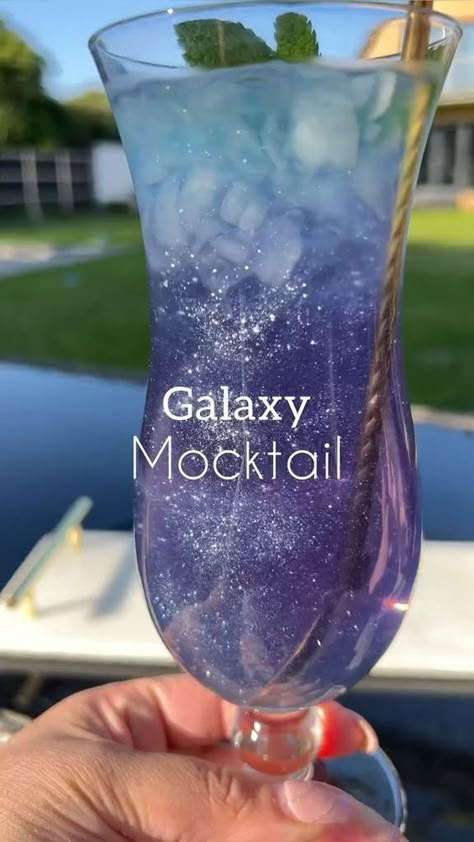 Galaxy Mocktail, Fun Drink Recipe, Iced Drinks Recipes, Cute Drinks, Cocktail And Mocktail, Drink Recipes Nonalcoholic, Summer Drink Recipes, Yummy Alcoholic Drinks, Refreshing Drinks Recipes