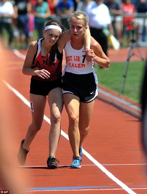 A story of true sportsmanship. Touching Photos, Track Meet, Faith In Humanity Restored, Humanity Restored, Fair Play, We Are The World, Faith In Humanity, Random Acts Of Kindness, Inspirational People