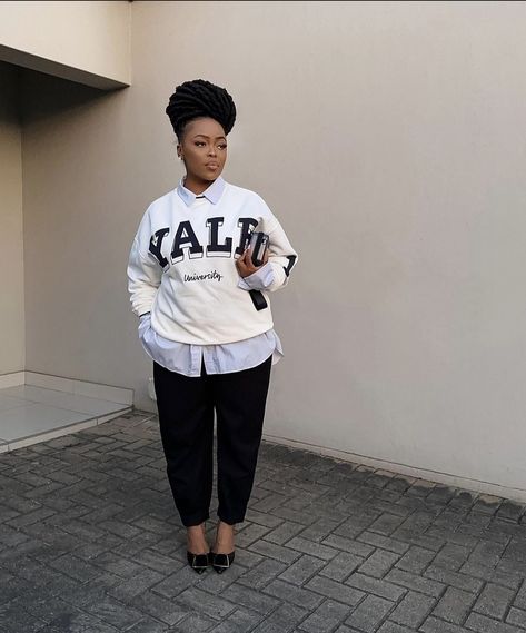 White Sweatshirt Outfit Winter, Sweatshirt With Collared Shirt Outfit, Sweatshirt Outfit Dressy, Leggings Work Outfit, Stylish Work Attire, Effortlessly Chic Outfits, Classy Work Outfits, Stylish Work Outfits, Black Women Fashion