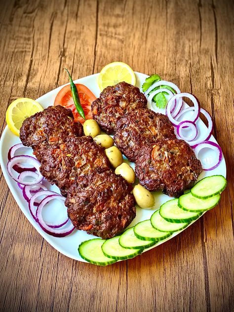 Chapli Kabab is a famous traditional Peshawari and Afghan street food. Afghan Kabob, Chapli Kebab, Chapli Kabab Recipe, Food Arabic, Chana Chaat Recipe, Chapli Kabab, Afghan Food, Afghan Food Recipes, Kebab Recipe