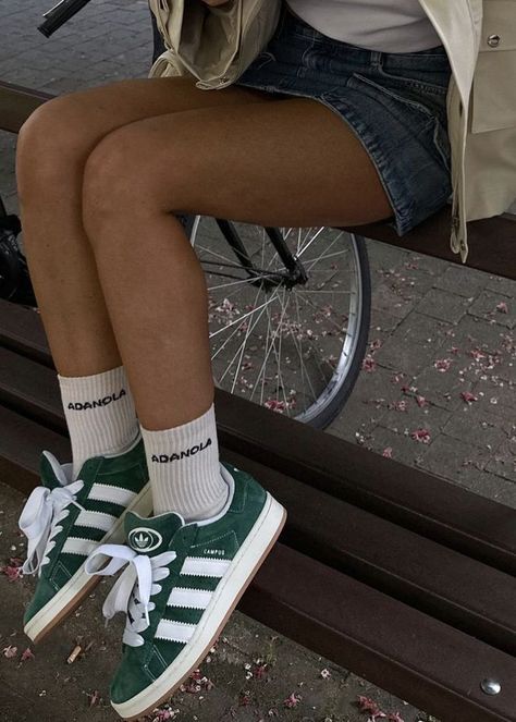 Looks Adidas, Chique Outfit, Look Adidas, Green Adidas, Trendy Shoes Sneakers, Dr Shoes, Shoe Wishlist, Hype Shoes, Adidas Campus