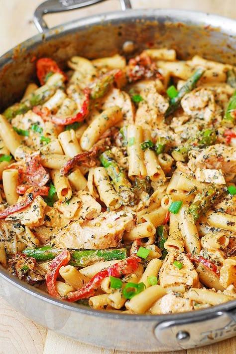 Creamy Chicken Alfredo Pasta with Bell Peppers, Asparagus, and Sun-Dried Tomatoes Pasta With Bell Peppers, Pasta Alfredo Receta, Pasta Alfredo Con Pollo, Creamy Chicken Alfredo Pasta, Chicken Asparagus Pasta, Chicken Alfredo Sauce, Creamy Chicken Alfredo, Sun Dried Tomato Sauce, Pasta Penne