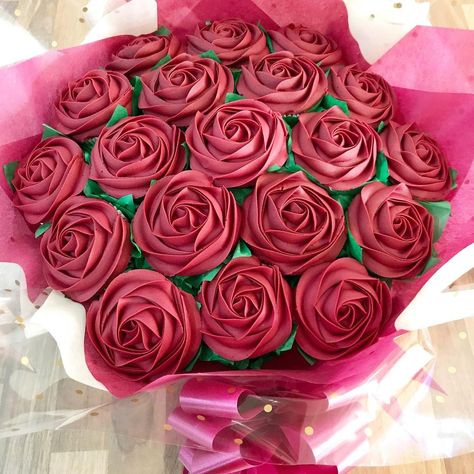 Roses Cupcakes Bouquet, Cupcake Bouquet Diy, Dessert Bouquet, Cupcake Bouquet Ideas, Patisserie Interior, Flower Cupcake Bouquet, Cupcake Bouquet Tutorial, 40 Cake, Bouquet Cupcakes