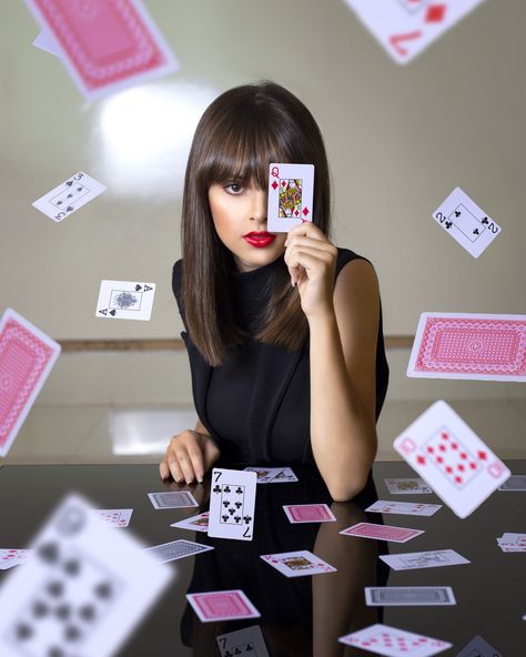 Derren Brown, Magic Tricks Revealed, Photographie Portrait Inspiration, Card Tricks, Senior Photo, Magic Tricks, Blackjack, Baccarat, Photoshoot Ideas