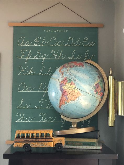 Vintage Themed Classroom, Classic Classroom, Antique Classroom, Retro School Aesthetic, Classroom Vintage Decor, Old School Classroom, Vintage Teacher Aesthetic, Back To School Vintage, Vintage Classroom Decor Ideas