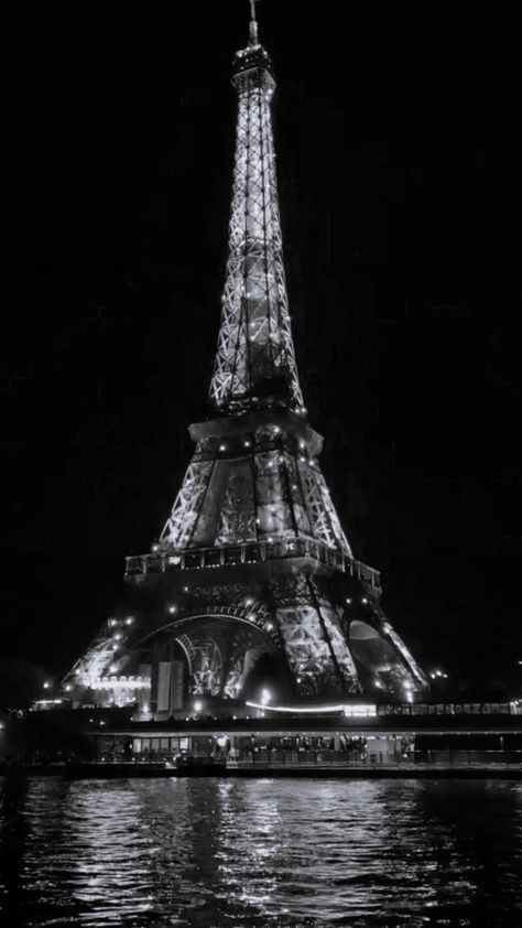 #latoureiffel#eiffeltower#eiffeltoweraesthetic#eiffelturm#eiffelturmaesthetic#paris#parisaesthetic#france#frankreich#black#blackaesthetic#blackeiffeltoweraesthetic Tour Eiffel Aesthetic, Paris Aesthetic, 2024 Vision, All Black, Vision Board, Paris, France, Black, All Blacks