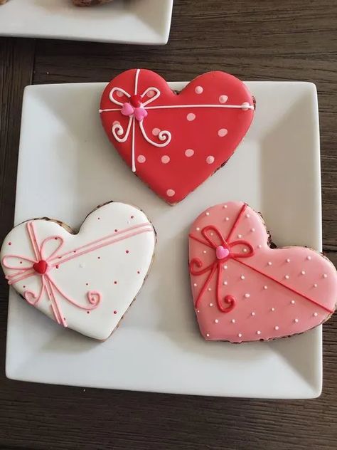 50+ Easy Valentines Day Desserts and Treats You'll Love - HubPages Royal Icing Hearts Decorating Ideas, Heart Royal Icing Cookies Valentines Day, Simple Valentine Cookies Royal Icing, Heart Shape Cookies Decorated, Heart Cookie Designs, Valentine Cookie Decorating Ideas, Heart Shaped Sugar Cookies Decorated, Decorated Valentine Cookies Royal Icing, Royal Icing Valentines Day Cookies