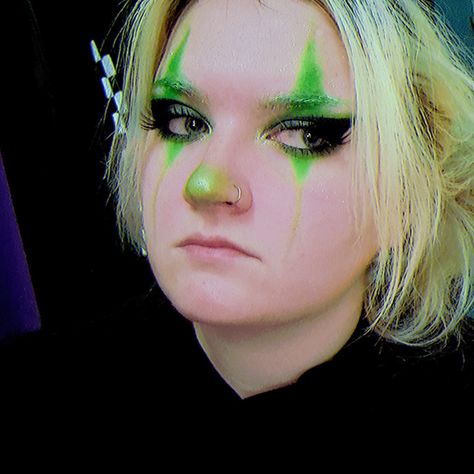 Green Clown Makeup Halloween, Neon Clown Makeup Halloween, Neon Green Makeup Looks, Green Clown Makeup, Neon Clown Makeup, Neon Green Makeup, Mall Goth Makeup, Neon Clown, Jester Makeup