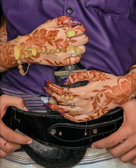 Yemeni Culture, Eid Photoshoot Ideas, Floral Henna Designs, Love Couple Wallpaper, Bridal Photography Poses, Pretty Henna Designs, Stylish Dp, Henna Party, Arabic Mehndi Designs