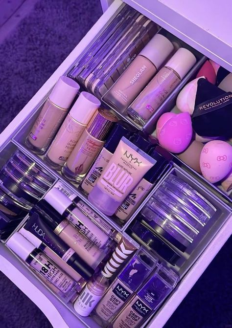 Makeup Arrangement, Makeup Vanity Organization, Make Up Photo, Makeup Studios, Makeup Beauty Room, Makeup Collection Goals, Beauty Room Vanity, Doll Eye Makeup, Makeup Drawer