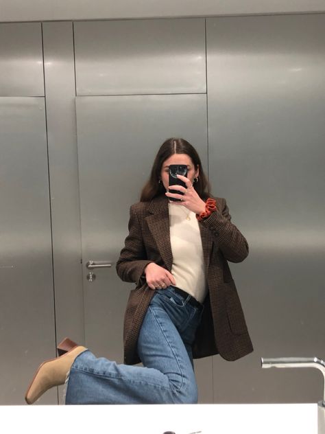 Outfit pour le travail / work outfit / office / blazer et straight jean / jean droit bleu / chaussures à talons / heels / boots / col roulé beige Beige Tshirt Outfits, Beige Tshirt, Winter Work Outfit, Workout Fits Women, Winter Work, Winter Outfits For Work, Tshirt Outfits, Work Outfit, Straight Leg Jeans