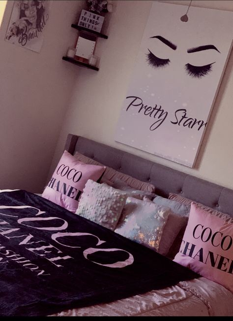 Coco Chanel Room Decor, Coco Chanel Room, Chanel Inspired Bedroom, Chanel Room Decor, Designer Bedroom Ideas, Girly Room Ideas, Chanel Room, College Apartment Ideas, Black Pillow Cases