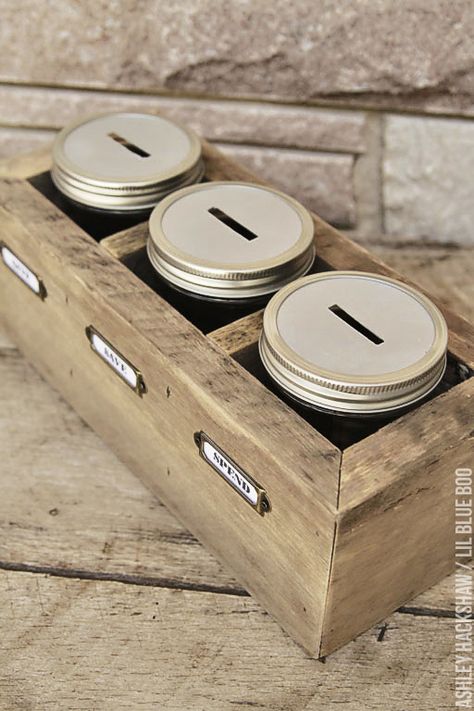 DIY Give Spend Save Jars - Teach kids about saving vs. spending using this reclaimed wood saving station. Another mason jar project idea. Kids Woodworking Projects, Jars Diy, Wood Projects For Kids, Mason Jar Projects, Savings Jar, Wood Projects For Beginners, Woodworking Projects For Kids, Woodworking For Kids, Easy Wood