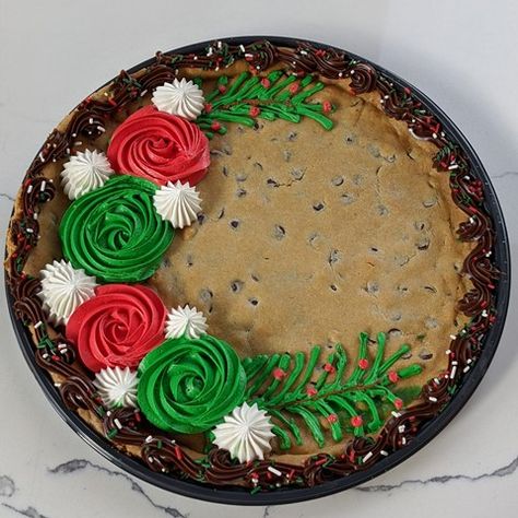 Decorate Cookie Cake, Decorated Cookie Cake Ideas, Christmas Message Cookies, Grinch Cookie Cake, Cookie Cake Christmas, Christmas Cookie Cake Ideas, Christmas Cookie Cake Decorating Ideas, Christmas Cookie Cake Design, Christmas Cookie Cakes