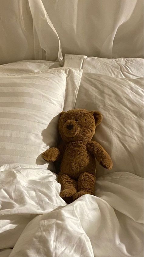 Bed With Teddy Bear Aesthetic, Stuffed Bear Aesthetic, Cozy Aesthetic Wallpaper Iphone, Winter Cozy Aesthetic Wallpaper, Teddy Bear Aesthetic Wallpaper, Teddy Bear On Bed, Cozy Wallpaper Iphone Aesthetic, Peluche Aesthetic, Bear Aesthetic Wallpaper