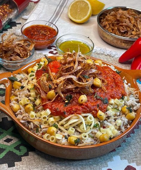 ᗩᖇᗩᗷIᑕ ᖴOOᗪ on Instagram: “koshari, is an Egyptiandish originally made in the 19th century, made of rice, macaroni and lentils mixed together, topped with a spiced…” Egyptian Recipes, Egyptian Food, Middle Eastern, Lentils, Macaroni, Food Ideas, 19th Century, Rice, Ethnic Recipes