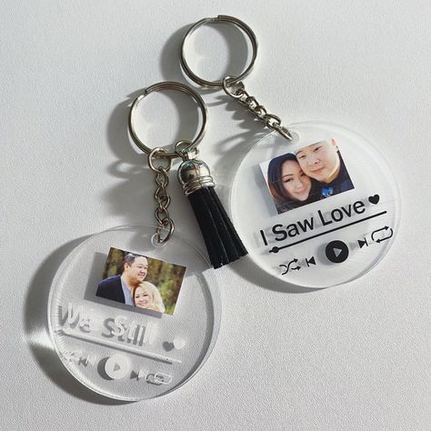 Round Acrylic Keychain Ideas, Laser Cut Keychain, Scan N Cut Projects, Idee Cricut, Unique Key, Acrylic Keychains, Key Accessories, Personalized Acrylic, Barbie Birthday