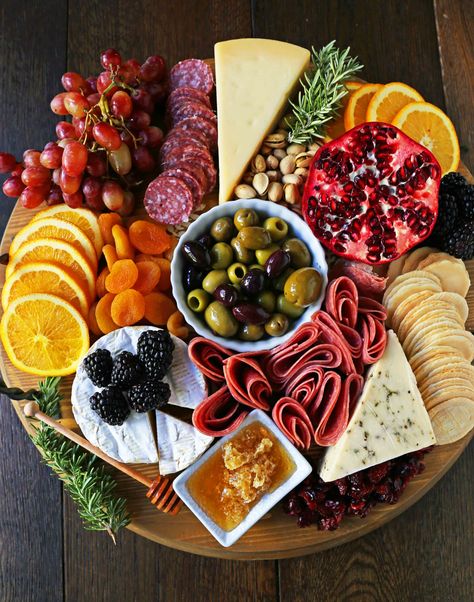 Thanksgiving Charcuterie Board, Thanksgiving Charcuterie, Charcuterie Board Meats, Party Tray, Decorações Com Comidas, Charcuterie Inspiration, Charcuterie Platter, Party Food Platters, Cheap Holiday