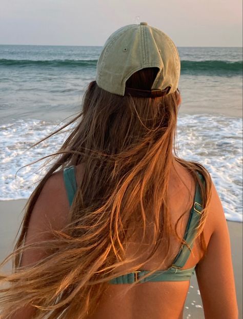 Surfer Girl Hair Brunette, Surf Hair Brown, Beach Hair Aesthetic Brunette, Beach Aesthetic Brunette, Beachy Girl Aesthetic, Blonde On Beach Aesthetic, Crush Aesthetic, Sunset Aesthetic Beach, Roxanne Weasley