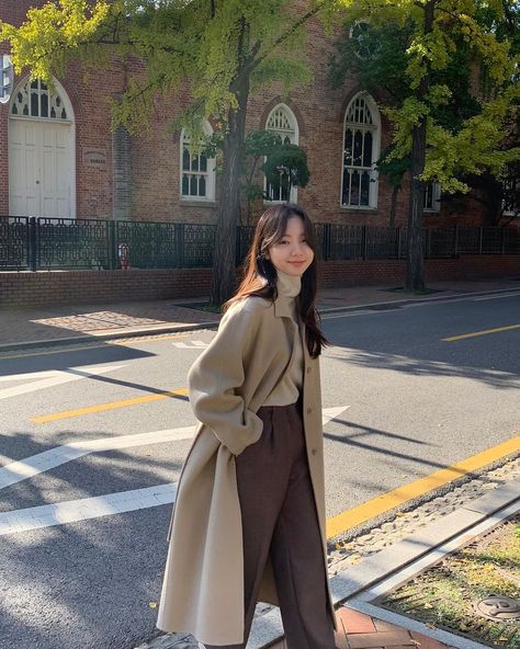 Basic Korean Outfit Trend That Everyone Need To Follow This Early Winter Korea Winter Fashion, Oversized Coat Outfit, Winter Outfits Korean, Korean Winter Outfits, Long Coat Outfit, Fashion Outfits Korean, Outfit Korean Style, Fall Fashion Coats, Basic Korean