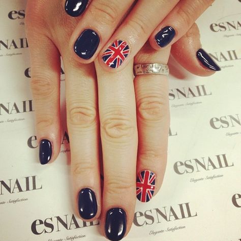 Navy base with Union Jack British flag nail art by esnail - Perfect for London Fashion Week - Nail Polish Colors and Ideas - #nails #beauty One Color Art, British Flag Nails, Union Jack Nails, Jack Nails, Flag Nail Art, Europe Nails, Es Nails, Flag Nails, Elegant Nail Designs