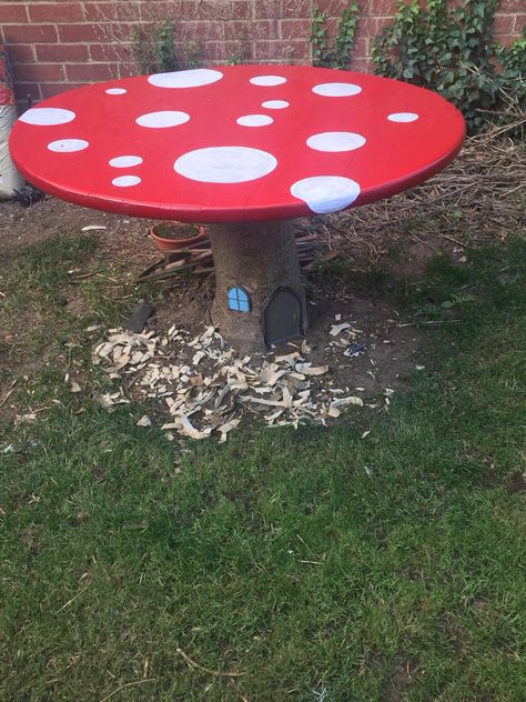 Using a tree stump and a discarded table top my wife and I created a mushroom table Stump Bird Bath, Woods Backyard Ideas, Log Planter Ideas, Bird Bath Diy, Alice In Wonderland Garden, Upcycle Table, Plastic Bottle Crafts Diy, Tree Stump Table, Bird Paintings On Canvas