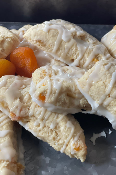 Sweet breakfast scones made with bits of dried apricot and topped with Amaretto icing are a fun and delicious breakfast treat. Don't worry, it only calls for a teaspoon of Amaretto, so no worries about enjoying this in the morning! Apricot Scones Recipe, Apricot Scones, Breakfast Scones, Dried Apricot, Main Salad, Bread Starter, Breakfast Drink, Dried Apricots, Scone Recipe