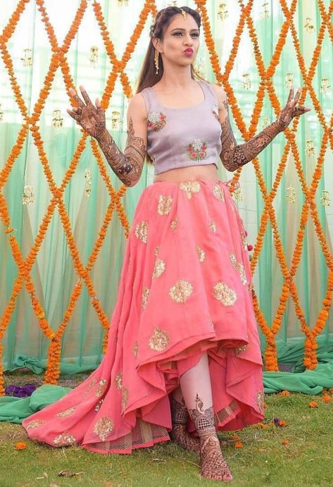 Dress For Mehendi Function, Mehendi Ceremony Outfits, Mendhi Outfit, Mehandi Dress, Bride Things, Mehandi Outfits, Haldi Ceremony Outfit, Mehndi Outfit, Skirt Tops