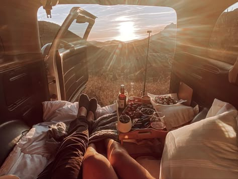 Trunk Sunset Date, Car Sunset Date, Car Boot Date, Truck Picnic Date, Trunk Picnic Date, Back Of Car Picnic, Back Of The Car Date Night, Car Dates Couples, Car Picnic Date Ideas