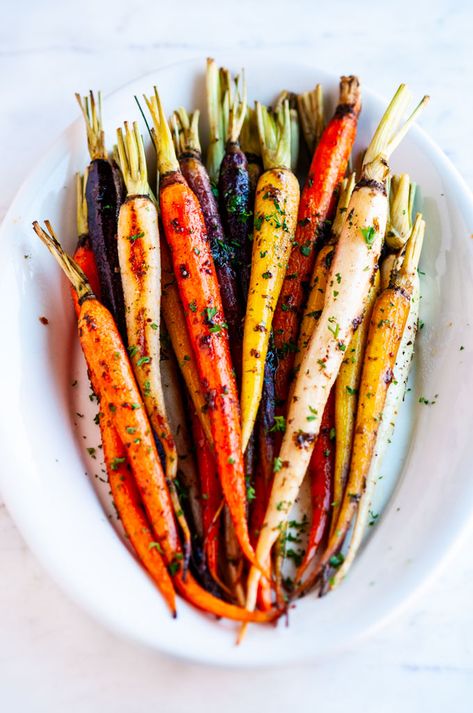 Honey garlic roasted carrots - An easy, simple, delicious, 30 minute side dish recipe to add to your dinner (and Thanksgiving) table! From aberdeenskitchen.com #roasted #carrots #sidedish #honey #garlic #thanksgiving #holidays #vegetarian #vegetable #healthy Honey Garlic Roasted Carrots, Garlic Roasted Carrots, Roasted Carrots Recipe, Honey Roasted Carrots, Baked Carrots, Meat Dinners, Thanksgiving Dishes, Carrot Recipes, Thanksgiving Menu