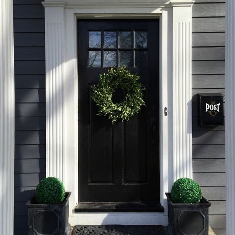 Dramatic black front door eclecticallyvintage.com - rebuild front door/entry. Renovation Facade, Black Front Door, Door Frame Molding, Entry Ideas, Black Front Doors, Farmhouse Front Door, Door Entryway, Interior Vintage, Black Door