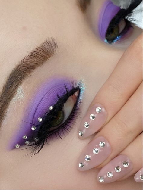 Purple Jewel Eye Makeup, Colorful Rhinestone Eye Makeup, Make Up Jewels Eyes, Jewel Eye Look, Purple Eyeshadow Looks With Rhinestones, Purple Metallic Eyeshadow, Bling Eyeshadow Looks, Editorial Look Makeup, Makeup Looks Euphoria Inspired