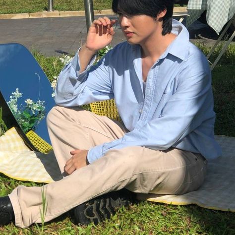 ootd, ootd fashion, blue shirt, beige pants, minimal, casual, picnic, cafe, garden, aesthetic, aesthetic photo Blue Shirt Beige Pants, Minimal Fits, Cream Pants Outfit, Beige Pants Outfit, Picnic Cafe, Beige Pants Men, Cream Outfit, Dinner Party Outfits, Fashion Formal