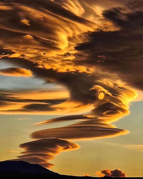 22.2k Likes, 333 Comments - ＥＡＲＴＨ 🌍 ＤＥＬＵＸＥ (@earth_deluxe) on Instagram: “✗ How do you say clouds in your language? ✗ ☁️✨ Artist: @kolberlucas 🌀 •…” Clouds At Sunset, Lenticular Clouds, Astronomy Pictures, Atmospheric Phenomenon, Earth From Space, Rare Pictures, Sky And Clouds, Natural Phenomena, Beautiful Sky