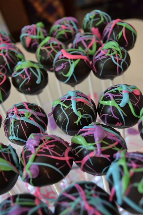 Black with neon paint splatter cake pops, cake pops will be going in my party favor cup along with glow sicks. Black Light Birthday Cake, Paint Splatter Cake, Splatter Cake, Neon Cake, Neon Paint Splatter, Neon Cakes, Glow In Dark Party, Pops Cake, Neon Birthday Party