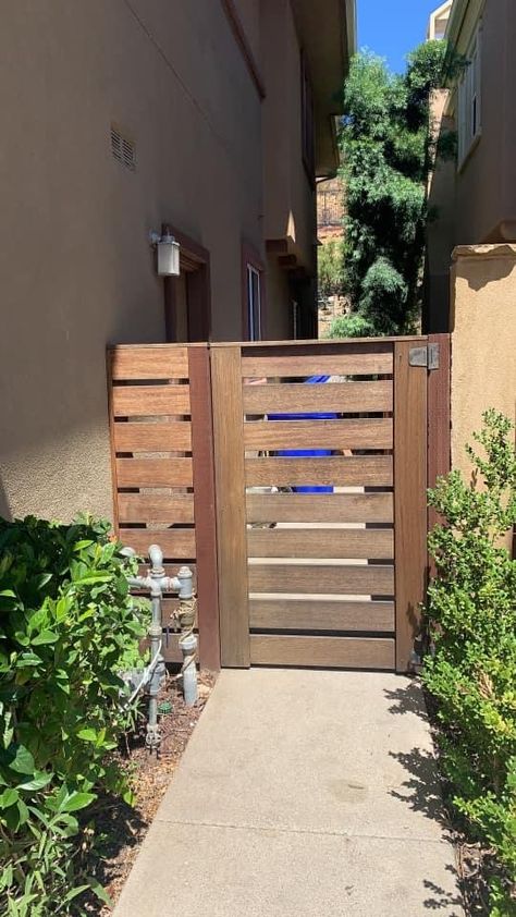 Wooden Horizontal Fence Gate, Horizontal Gate Design, Side Gate Ideas, Horizontal Gate, Modern Garden Gate, Side Yard Gate, Wooden Gate Designs, Patio Gates, Wood Fence Gates