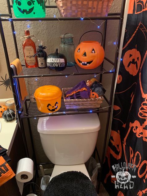 Halloween Decorated Bathroom, Halloween Decorations Bathroom, Halloween Bathroom Ideas, Halloween Decor Bathroom, Halloween Decorations Bedroom, Apartment Halloween Decor, Halloween Bathroom Decorations, Halloween Apartment, Halloween Decorations Apartment